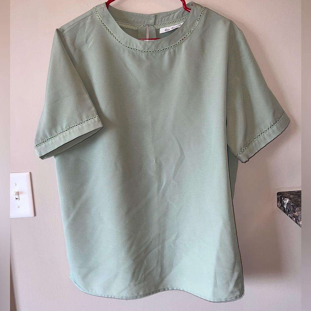 Woman’s sage green Two Twenty short sleeve blouse size L